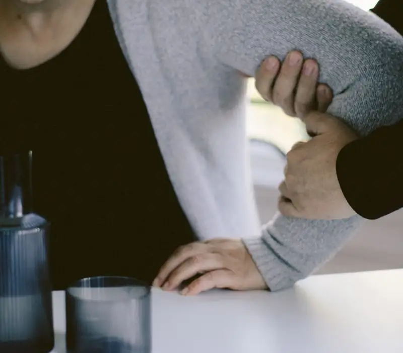 Nous accompagnons les personnes qui ont besoin d’un coup de main pour les tâches du quotidien : rangement, petit ménage, linge, préparation simple. Une présence rassurante qui facilite la vie à domicile sans perdre son autonomie.